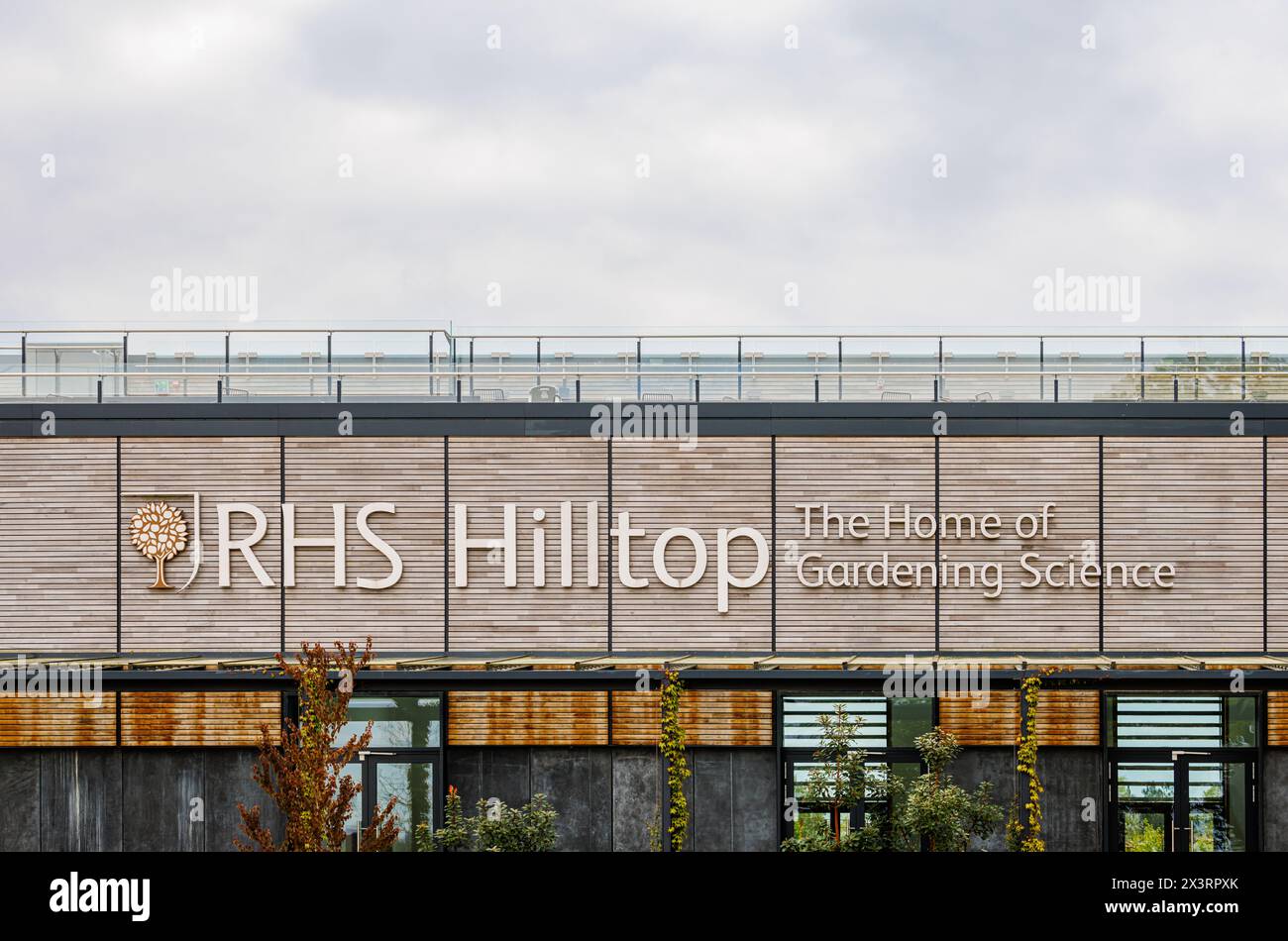 RHS Hilltop und sein Name und Logo „The Home of Gardening Science“ im RHS Garden, Wisley, Surrey, Südosten Englands im Frühjahr Stockfoto
