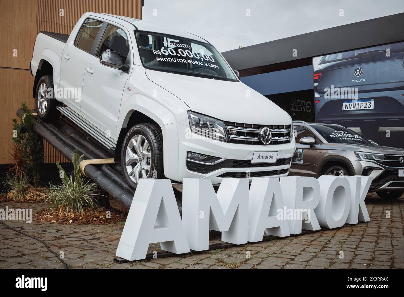 Fahrzeug-Pick-up Volkswagen Amarok V6 2024 auf der Messe Expo Londrina 2024 in Londrina, Brasilien. Stockfoto