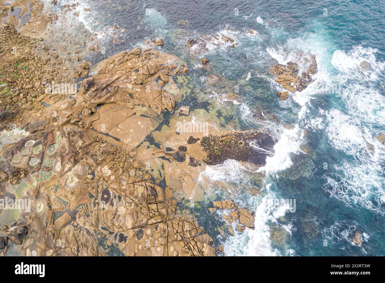 Drohnenblick auf felsige Küste, Konzept der Küstenmerkmale Stockfoto