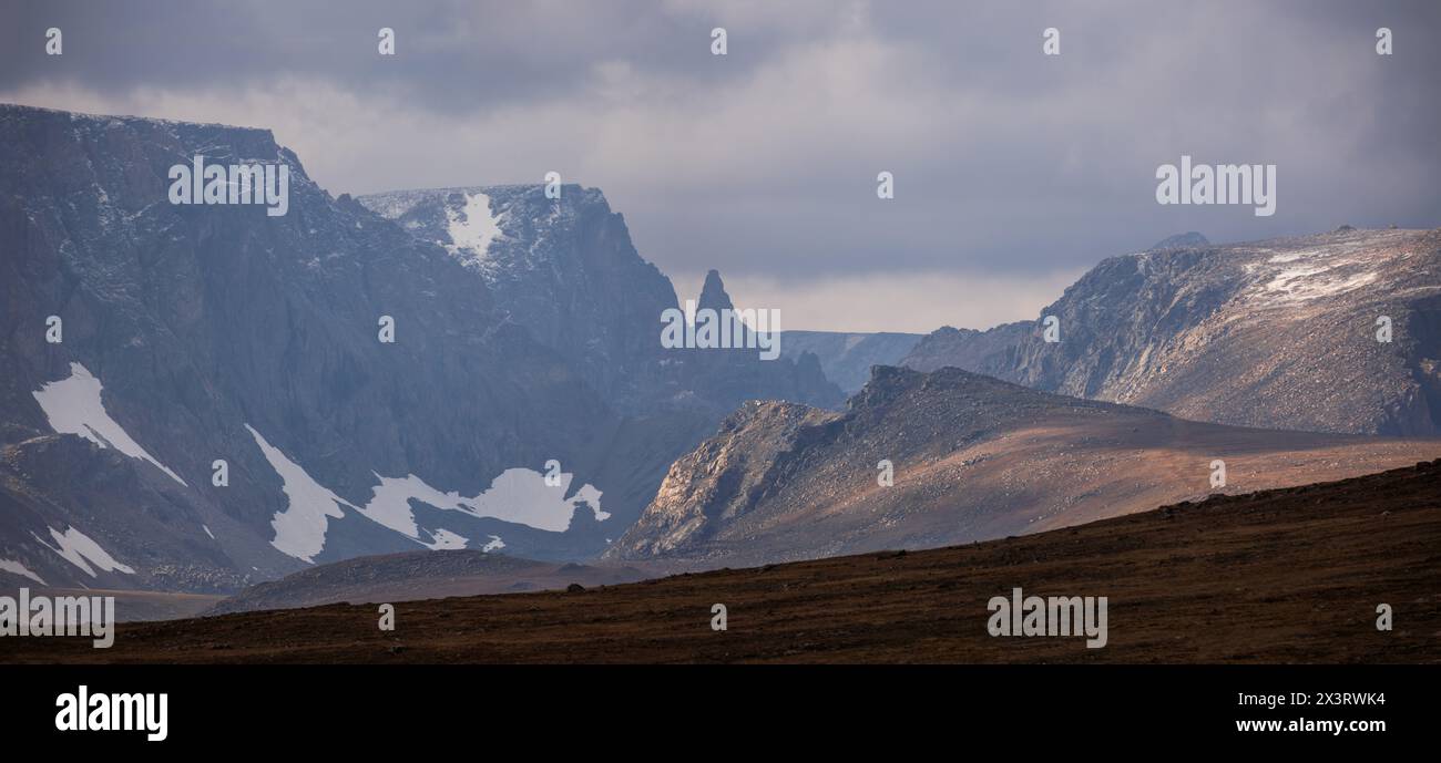 Beartooth Pass Bergpanorama mit Wolken und dramatischer Beleuchtung Stockfoto