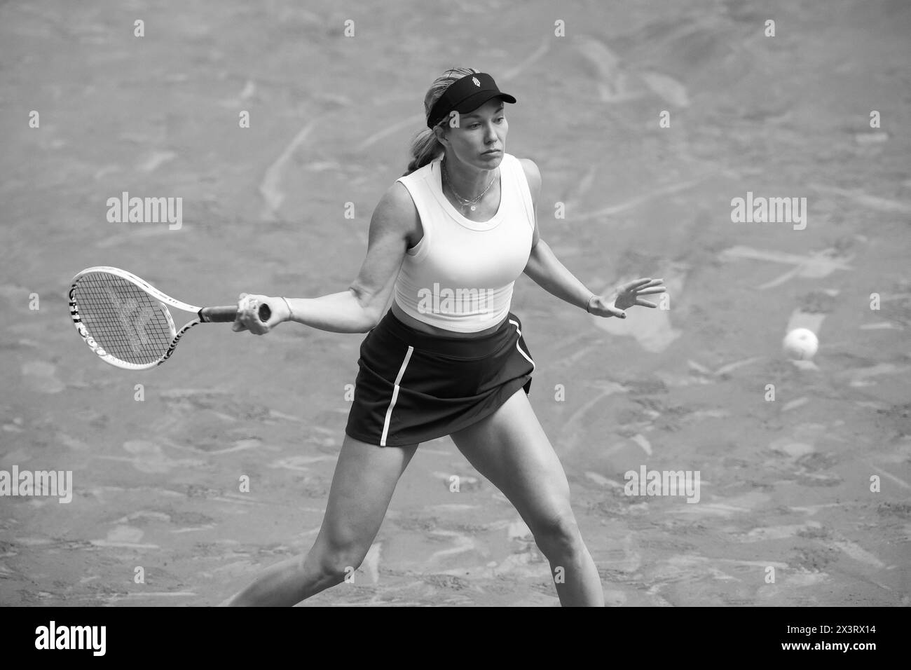 Madrid, Spanien. April 2024. US Danielle Collins während der dritten Runde des WTA Tour Madrid Open Turniers 2024 Tennis Match gegen Jacqueline Cristian in Caja Magica in Madrid am 28. April 2024 Spanien (Foto: Oscar Gonzalez/SIPA USA) Credit: SIPA USA/Alamy Live News Stockfoto