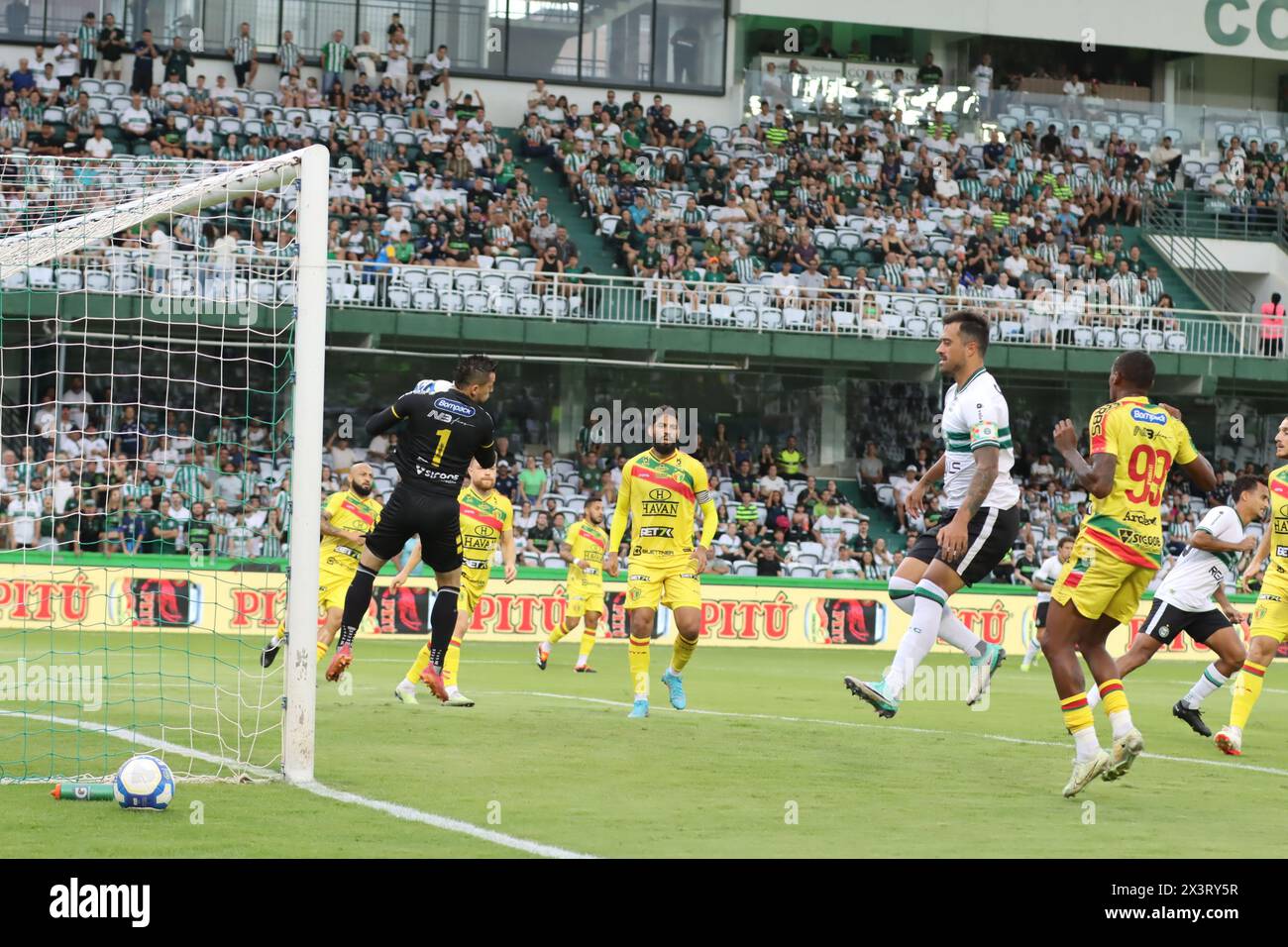 Curitiba, Parana, Brasilien. April 2024. CURITIBA (PR)28.04.2024-FUSSBALL/CAMPEONATO/BRASILEIRAO-Torhüter Mathias, während eines Spiels zwischen Coritiba und Brusque, gültig für die brasilianische Meisterschaft 2024, ausgetragen in der Stadt Curitiba am Sonntag, 28. (Kreditbild: © Edson de Souza/TheNEWS2 via ZUMA Press Wire) NUR REDAKTIONELLE VERWENDUNG! Nicht für kommerzielle ZWECKE! Stockfoto