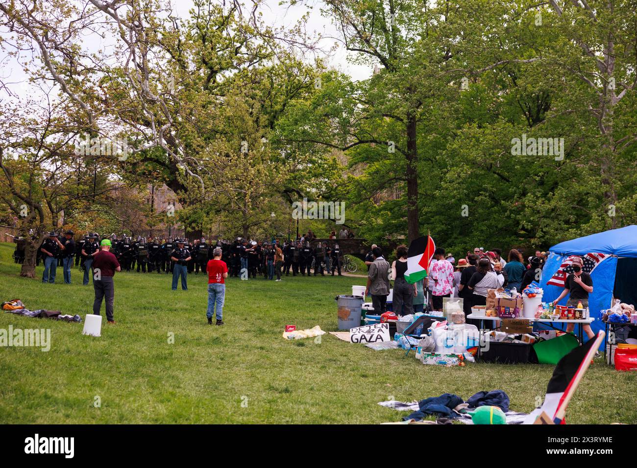 BLOOMINGTON, INDIANA - 27. APRIL: Polizeimesse in der Nähe der Indiana Memorial Union, bevor Aktivisten am dritten Tag eines pro-palästinensischen Protestlagers in Dunn Meadow an der Indiana University am 27. April 2024 in Bloomington, Indiana, verhaftet wurden. Die Demonstranten weigerten sich, die Zelte abzubauen, so dass die Indiana State Police sie aus dem Lager zwang und 23 verhaftete. Stockfoto