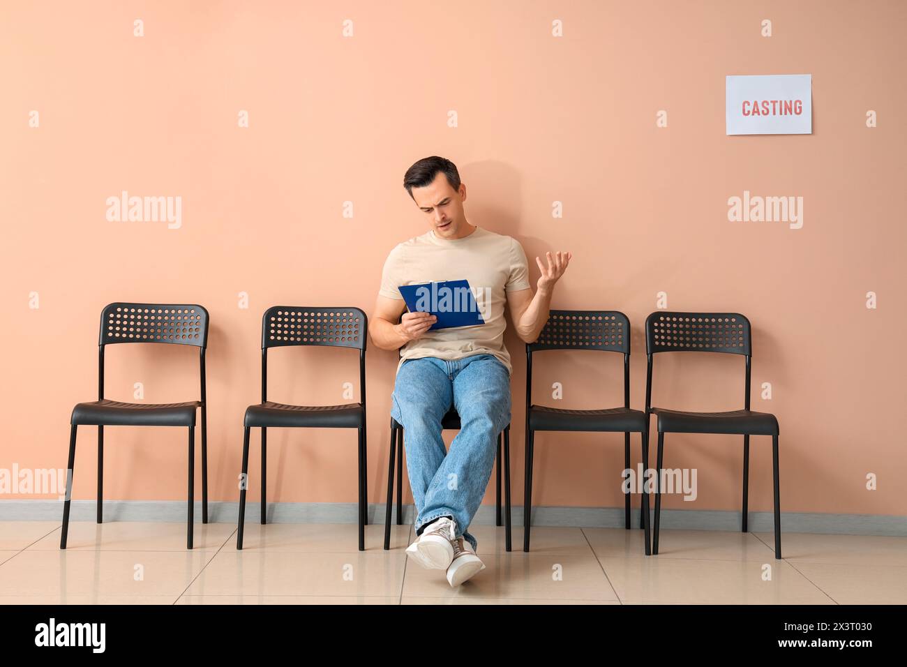 Männlicher Schauspieler wartet auf Casting in der Halle Stockfoto