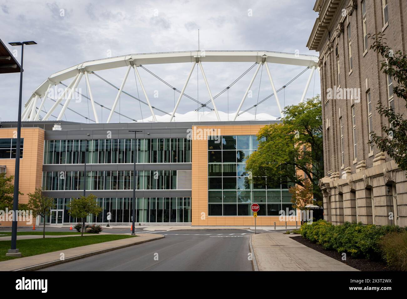 Das Barnes Center at the Arch Recreation Complex mit dem TMA Wireless Dome auf dem Campus der Syracuse University in Central New York. Stockfoto