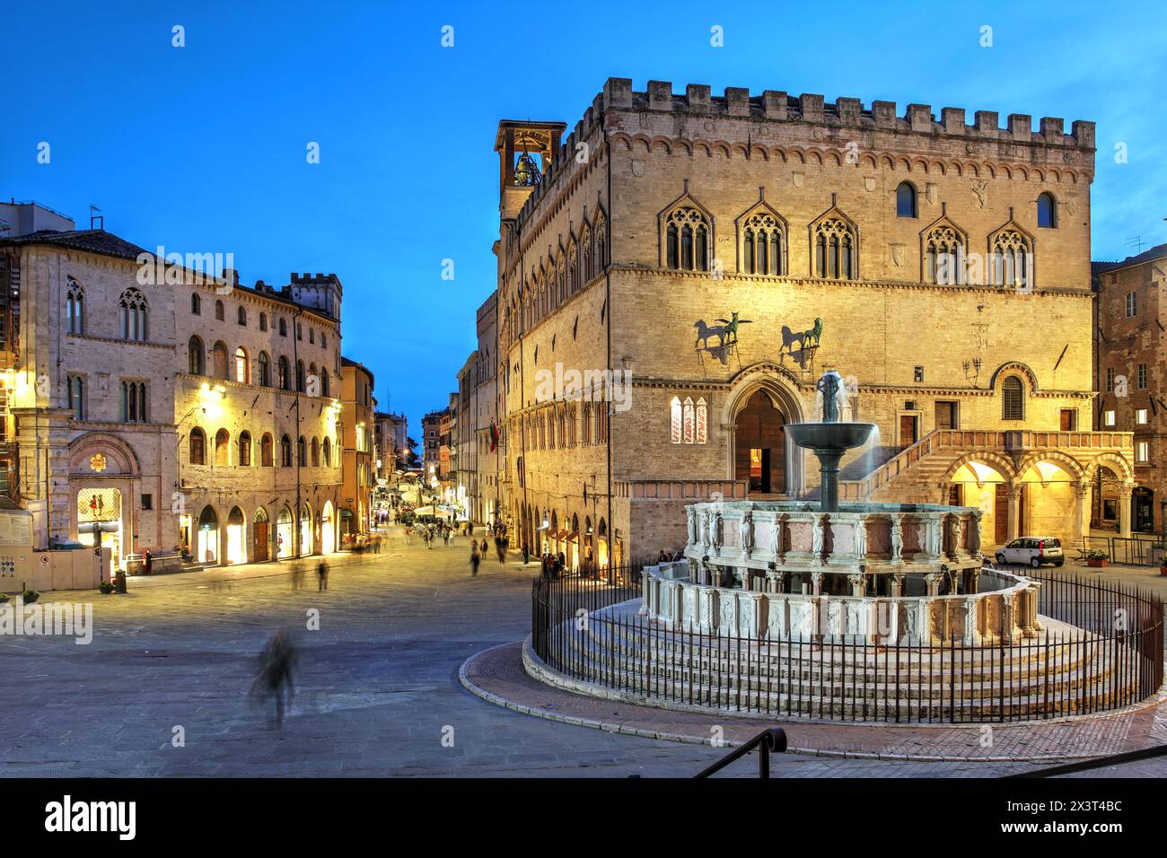 Nachtszene in Perugia, Italien, mit Blick auf den Corso Vannucci, beginnend an der Piazza IV Novembre, rund um die Fontana Maggiore mit Palazzo dei Stockfoto