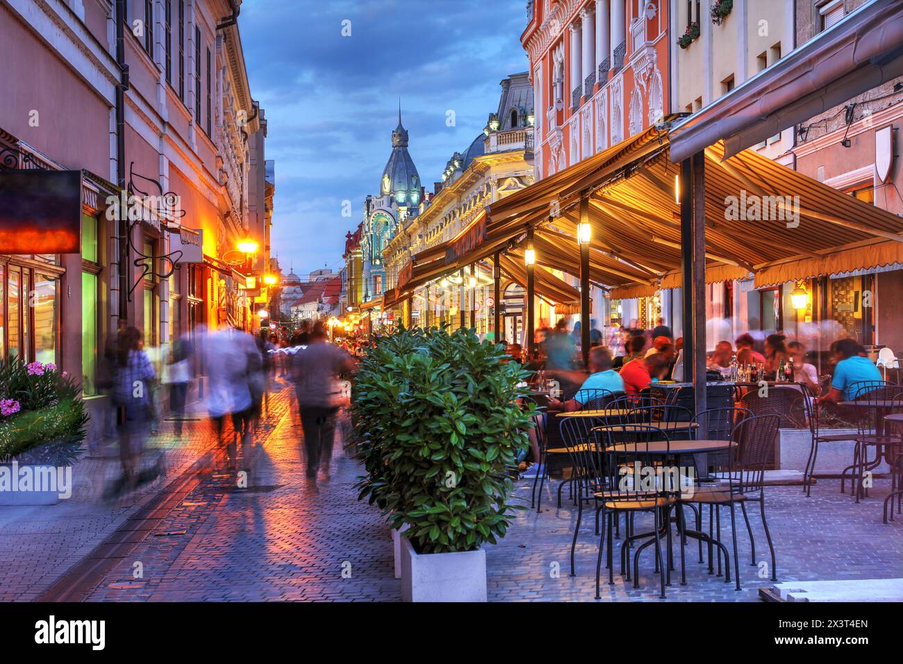 Abend entlang des Republic Walkway (Calea Republicii) in Oradea, Rumänien. Stockfoto