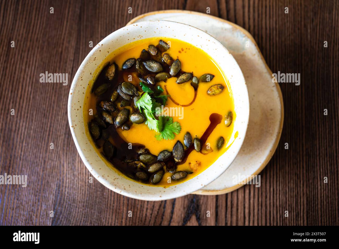 Schüssel Kürbissuppe mit gegrillten Samen und Koriandergarnituren, Brüssel, Belgien Stockfoto