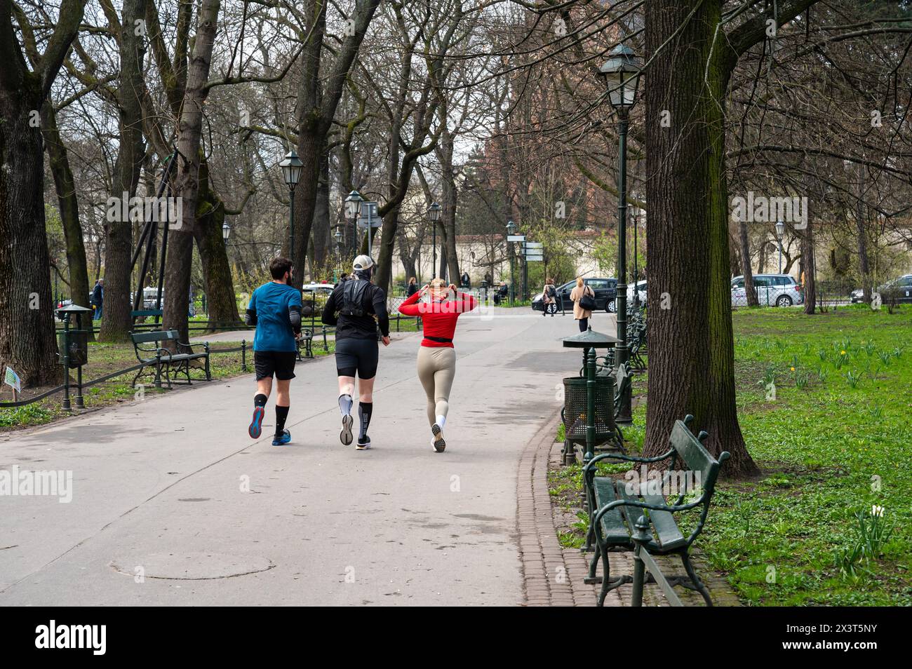 Krakau, Polen, 23. März 2024 - der Stadtpark Planty mit Freunden, die gemeinsam joggen Stockfoto