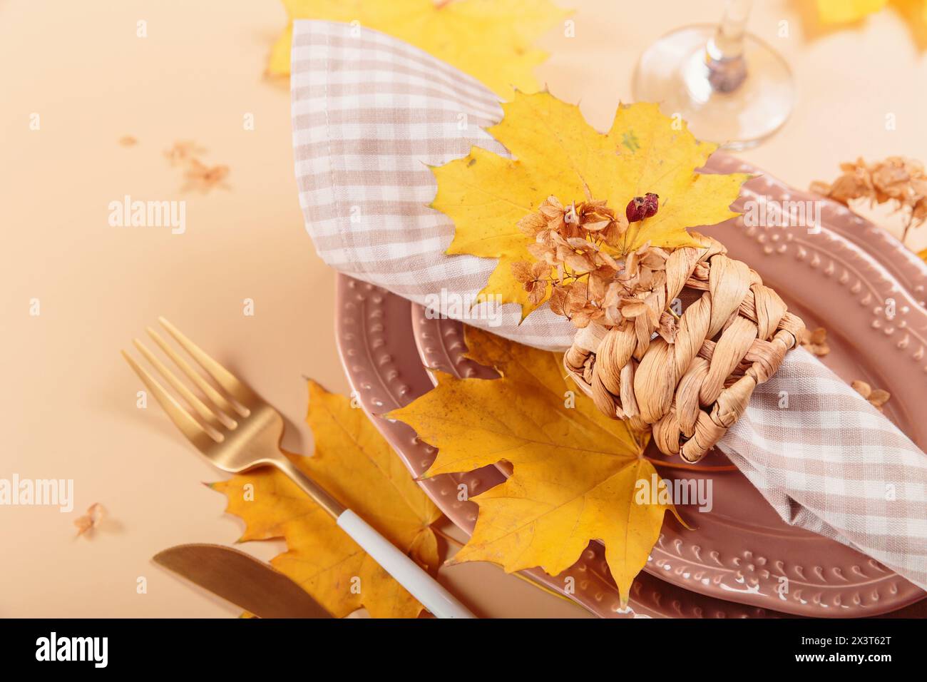 Herbstlicher festlicher Tisch auf beigem Hintergrund Stockfoto