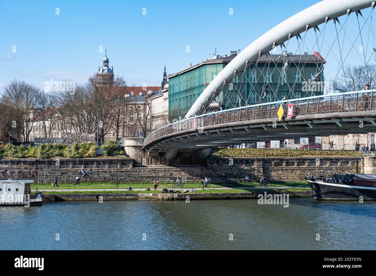 Krakau, Polen, 23. März 2024 - Vater Bernatek Fuß- und Fahrradbrücke über den Fluss Wisla Stockfoto