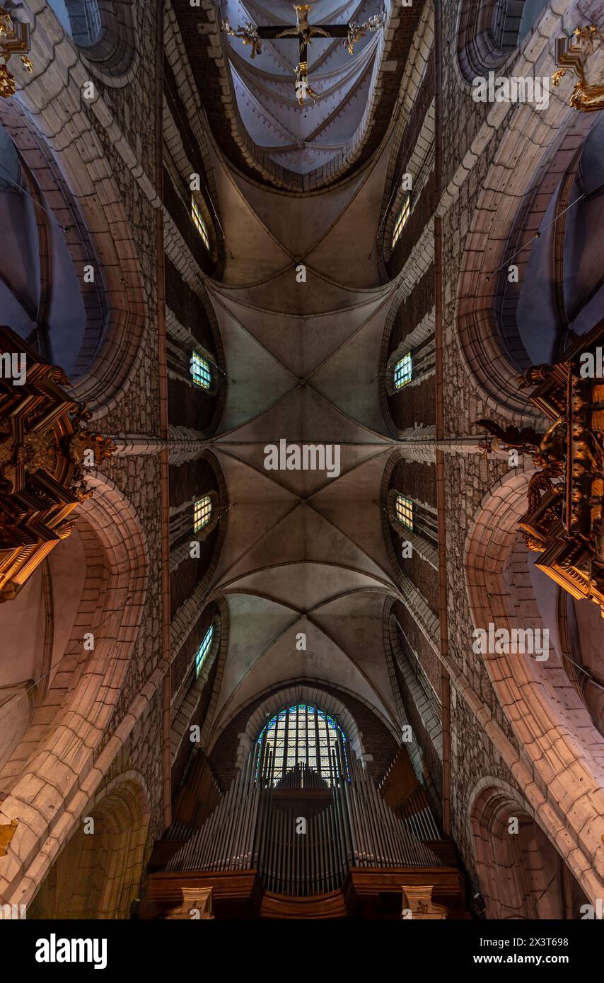 Krakau, Polen, 23. März 2024 - gotische Innenarchitektur der Fronleichnamskirche Stockfoto