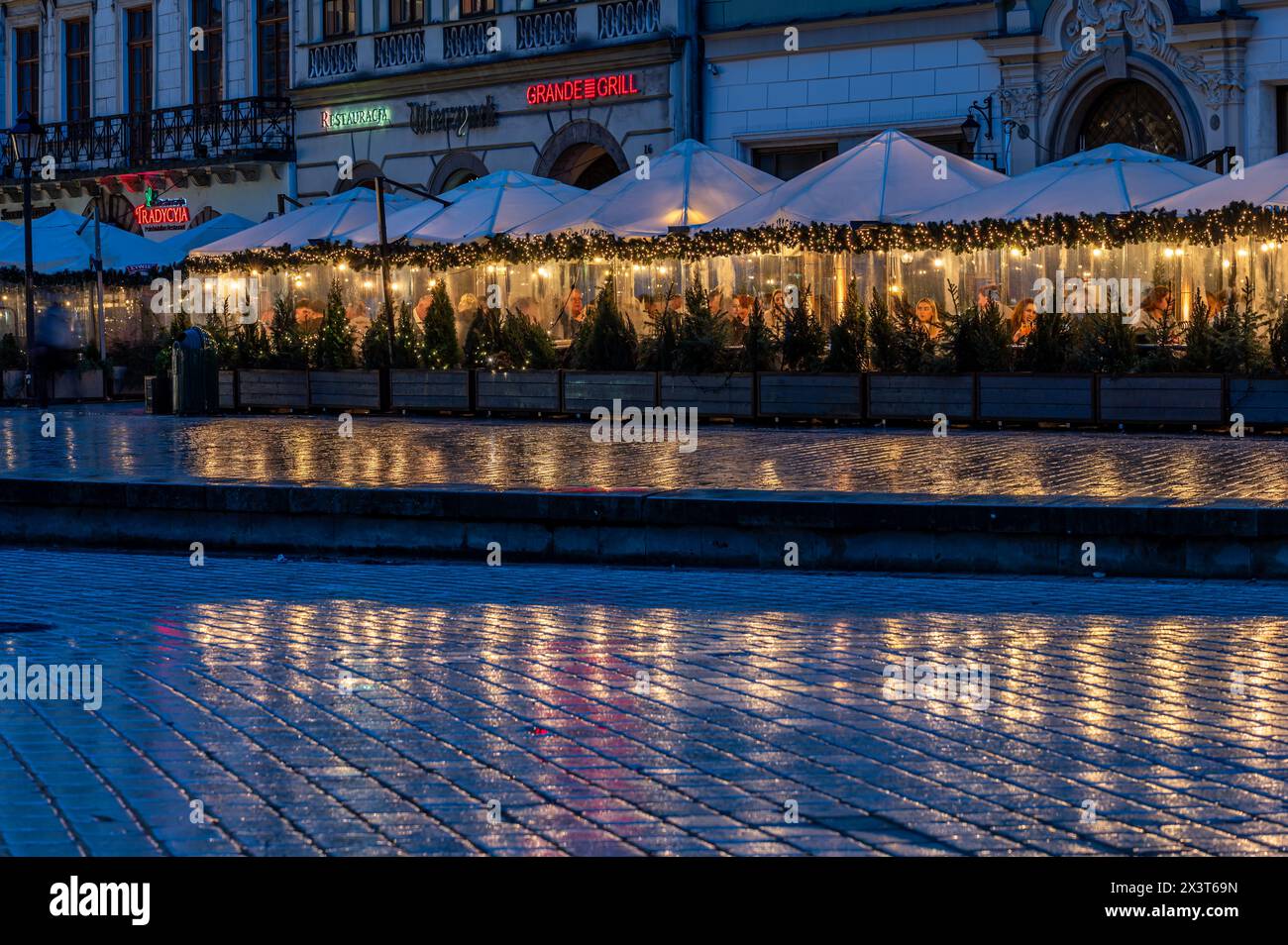 Krakau, Polen, 23. März 2024 - überdachte Terrasse bei Nacht auf dem Hauptmarkt in der Altstadt Stockfoto