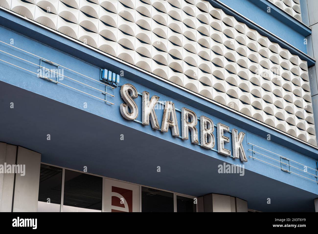 Kattowitz, Schlesien, Polen, 24. März 2024 - Fassade der 70er Jahre Design Skarbek Galerie, ein Einkaufszentrum Stockfoto