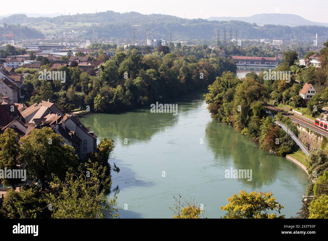 Laufenburg, Schweiz. September 2023. Der Rhein, der die Grenze zwischen Deutschland und der Schweiz in Laufenburg von deutscher Seite aus gesehen ist. Laufenburg ist eine Stadt im Kanton Aargau in der Schweiz. Die Stadt ist durch den Rhein von einer gleichnamigen deutschen Stadt getrennt. Zwei Brücken verbinden beide Städte. (Foto: Karol Serewis/SOPA Images/SIPA USA) Credit: SIPA USA/Alamy Live News Stockfoto