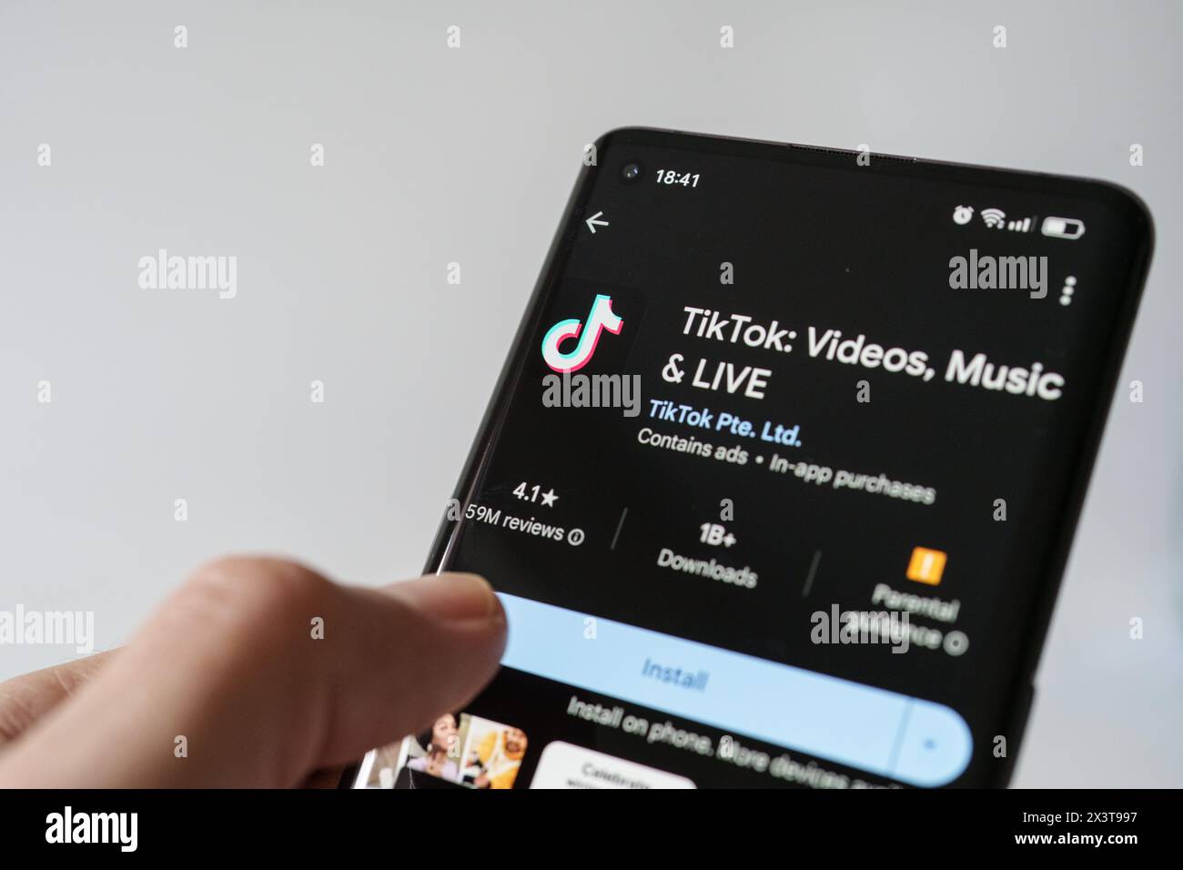 Die TikTok App wird auf dem Bildschirm des Smartphones im android App Store angezeigt. Stafford, Vereinigtes Königreich, 28. April 2024 Stockfoto