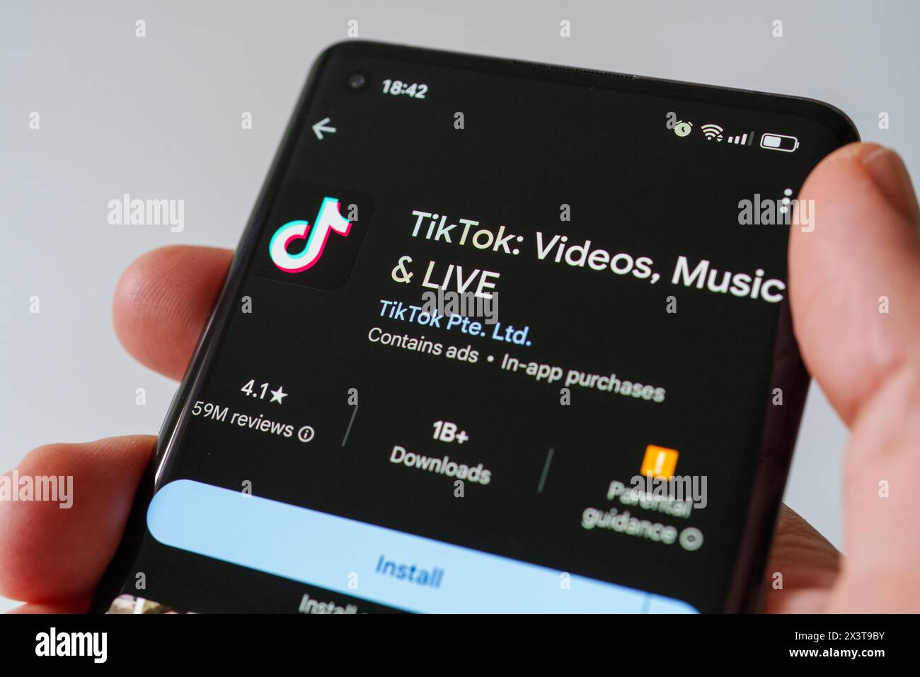 Die TikTok App wird auf dem Bildschirm des Smartphones im android App Store angezeigt. Stafford, Vereinigtes Königreich, 28. April 2024 Stockfoto