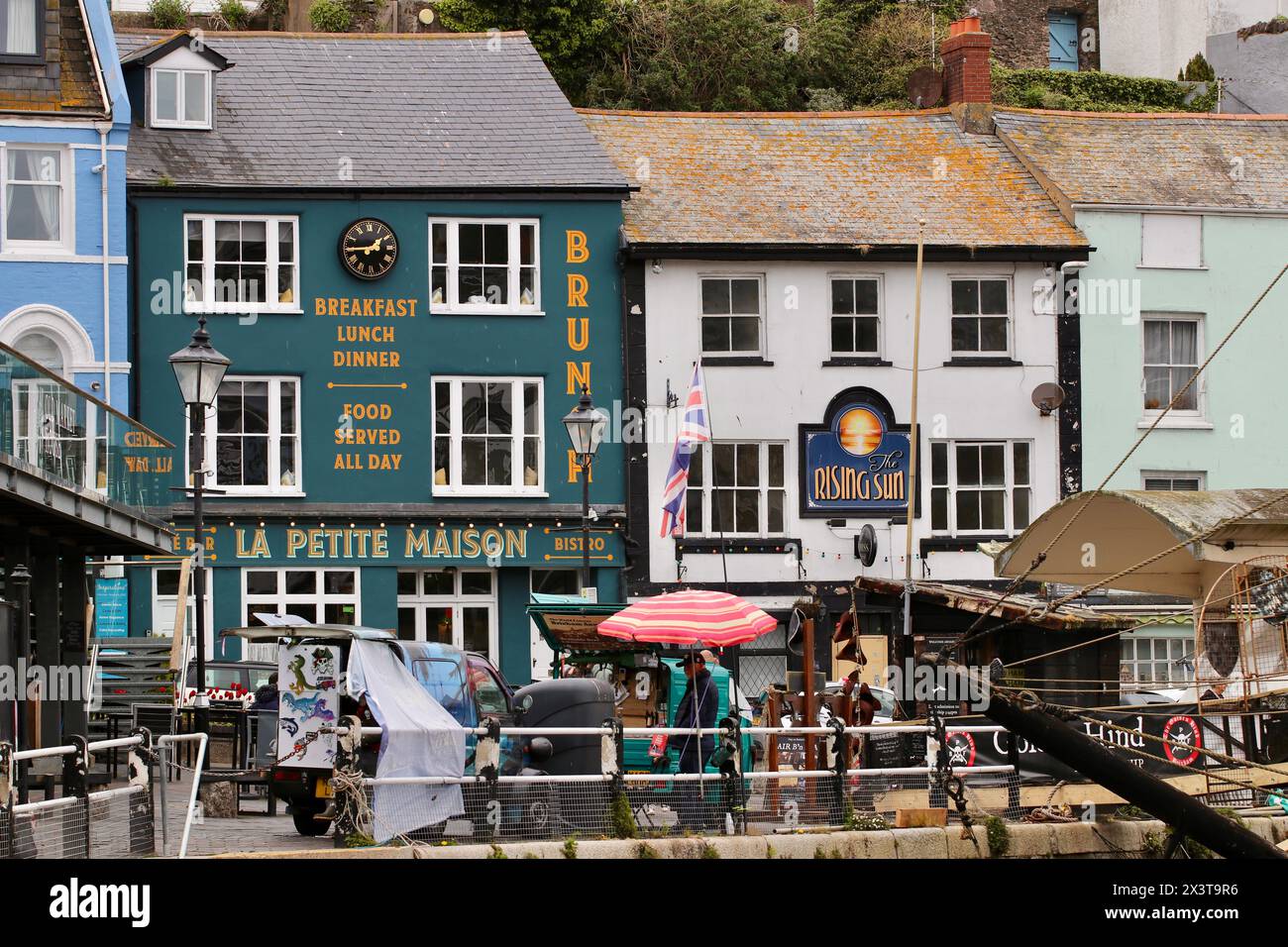 La Petite Maison Restaurant und The Rising Sun Pub, Brixham Harbour, Devon, Großbritannien Stockfoto