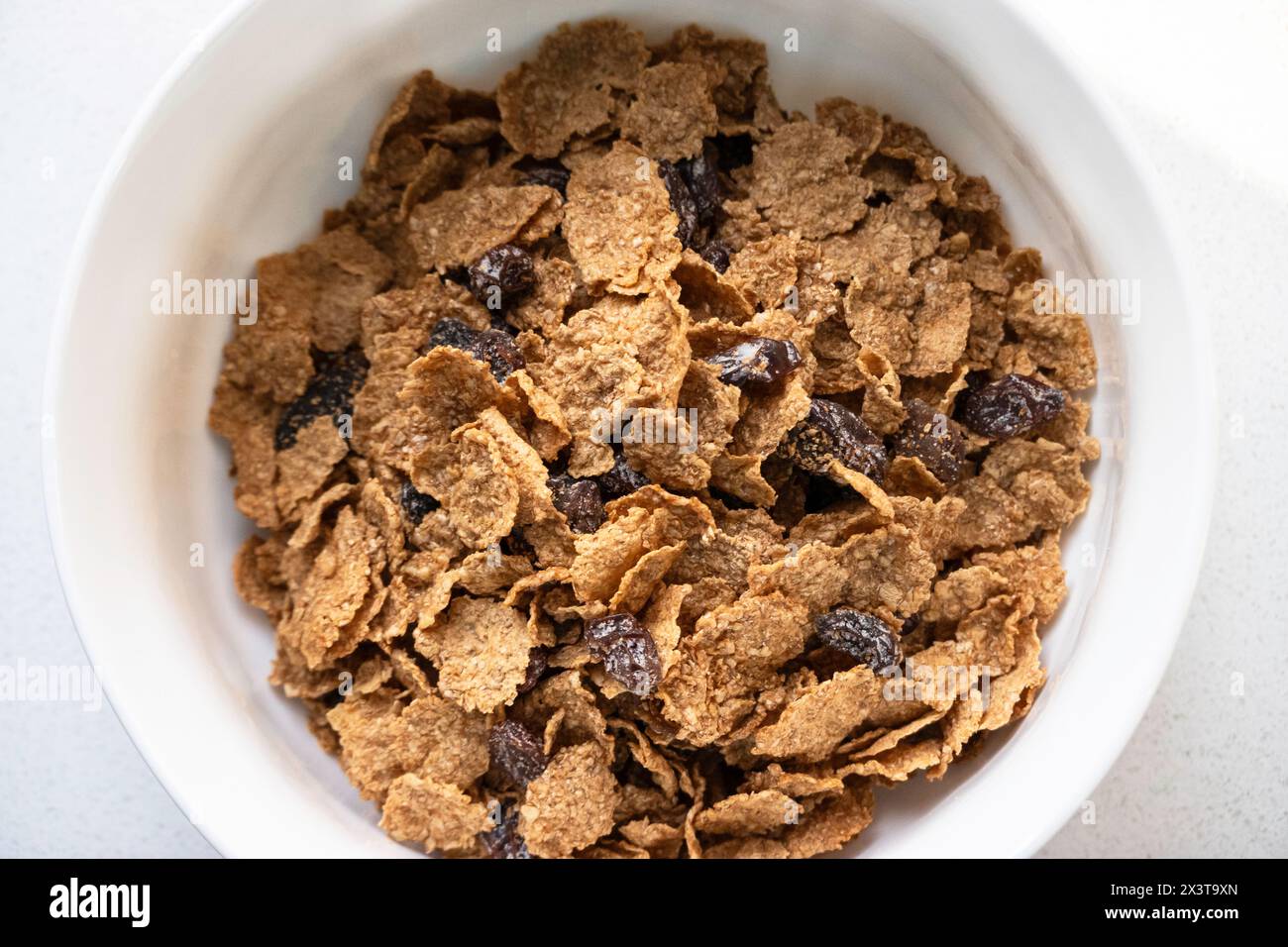 Eine Schüssel Raisin und Bran Frühstückszerealien ohne Milch. Nahaufnahme. USA. Stockfoto