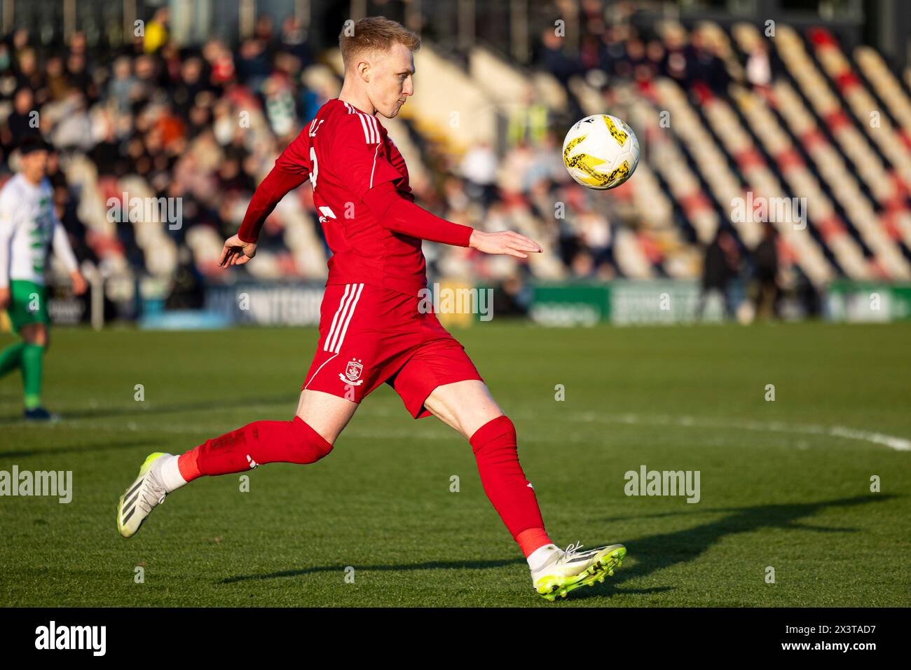 Newport, Großbritannien. April 2024. Declan Poole am Connahs Quay in Aktion. Connahs Quay gegen die New Saints im JD Welsh Cup Finale bei der Rodney Parade am 28. April 2024. Quelle: Lewis Mitchell/Alamy Live News Stockfoto