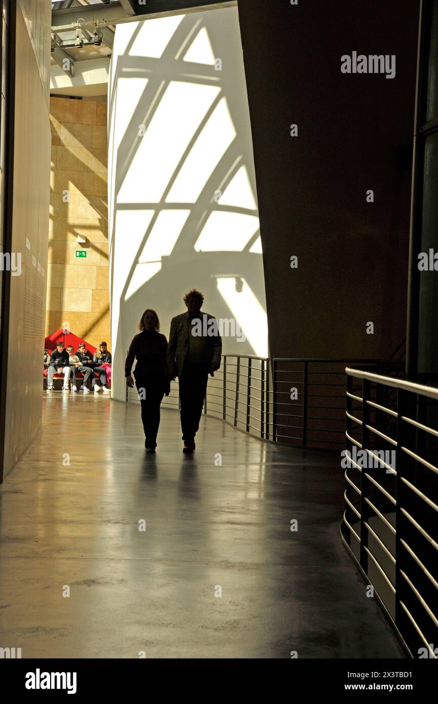 Menschen, Gugenheim Bilbao, Museum, Architektur, Touristen, Attraktion, Billbao, Spanien, Europa Stockfoto
