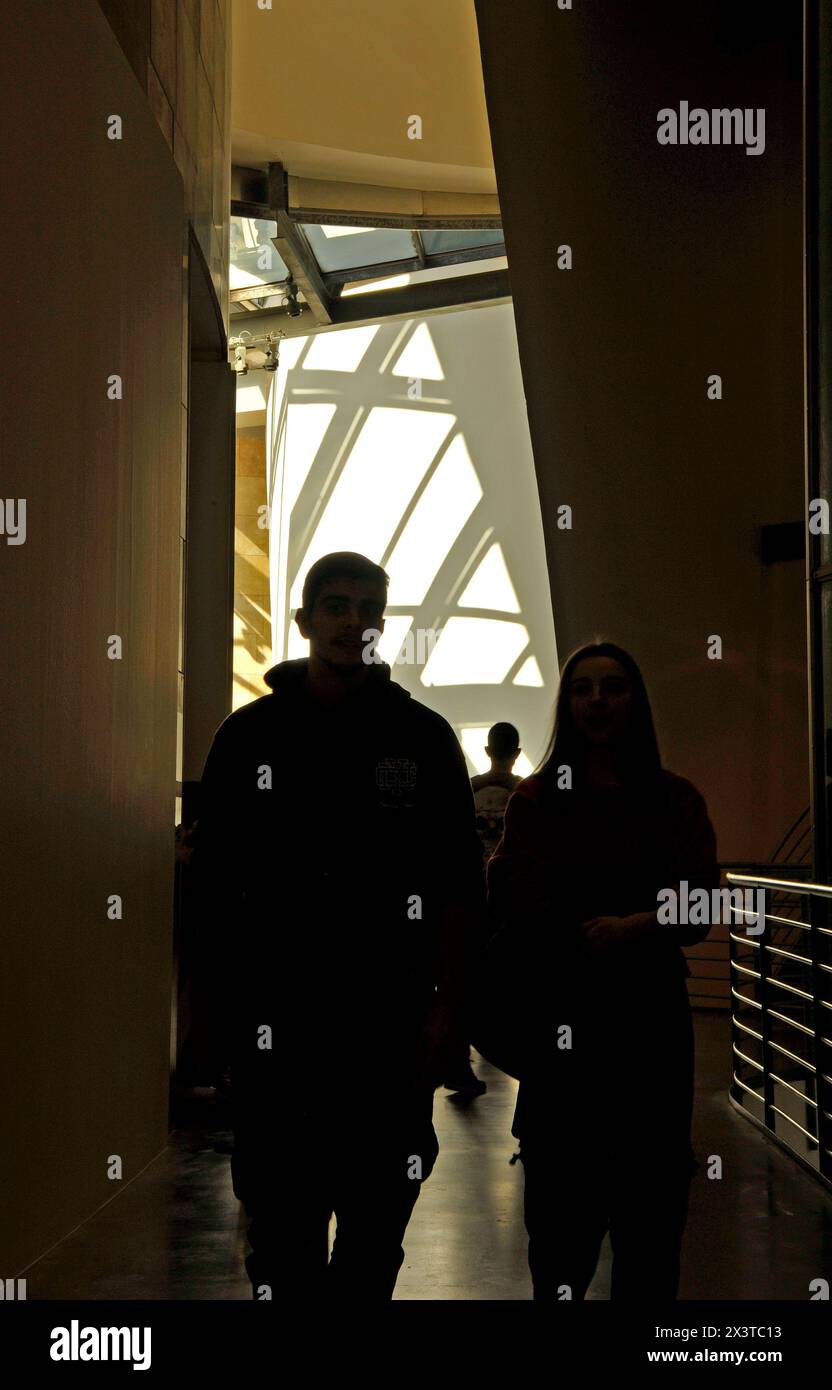 People, Gugenheim Bilbao, Museum, Inneneinrichtung, Architektur, Tourist, Attraktion, Billbao, Spanien, Europa Stockfoto