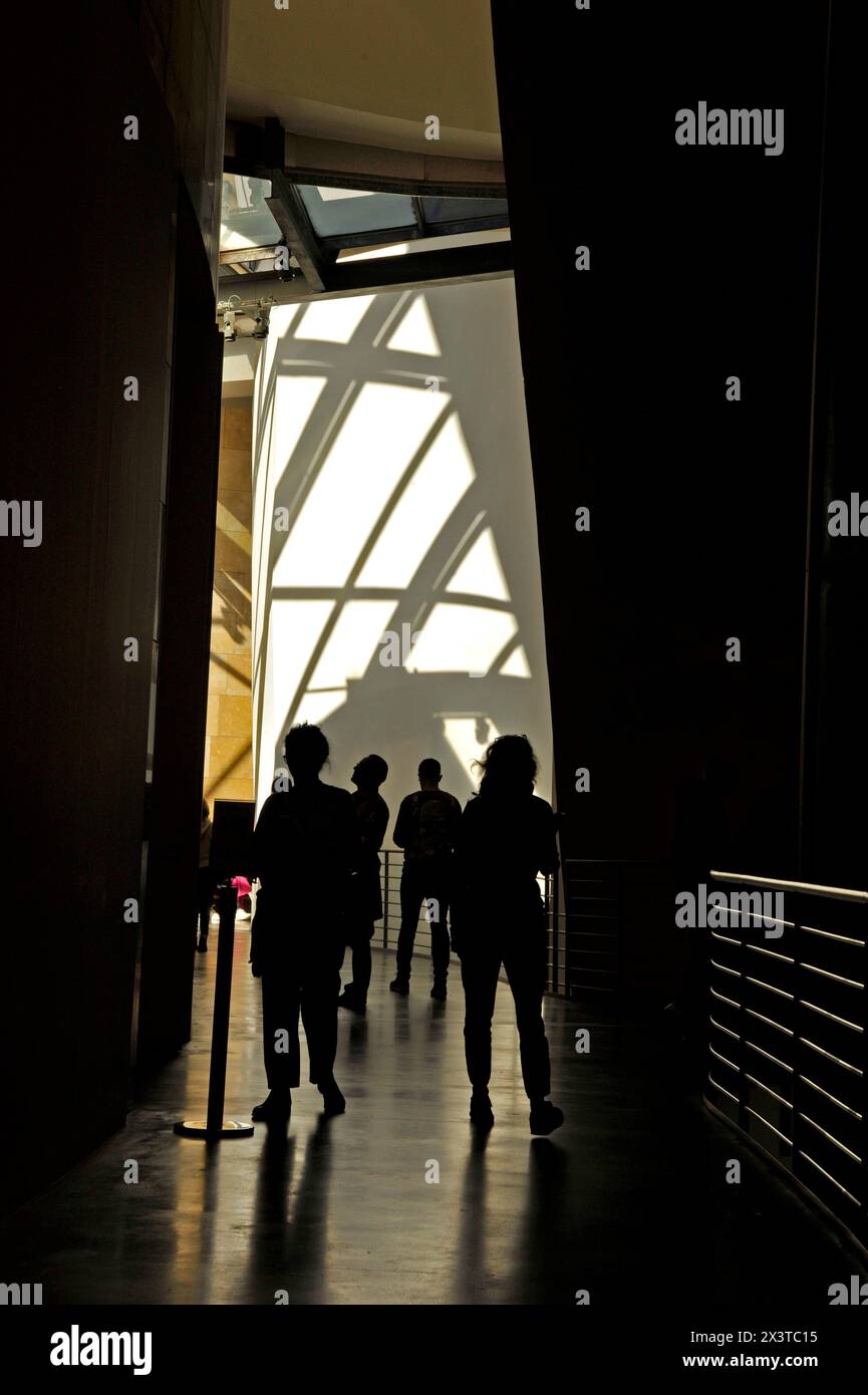 People, Gugenheim Bilbao, Museum, Inneneinrichtung, Architektur, Tourist, Attraktion, Billbao, Spanien, Europa Stockfoto
