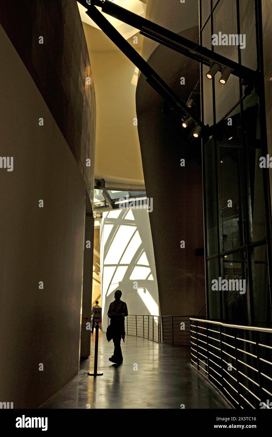 People, Gugenheim Bilbao, Museum, Inneneinrichtung, Architektur, Tourist, Attraktion, Billbao, Spanien, Europa Stockfoto