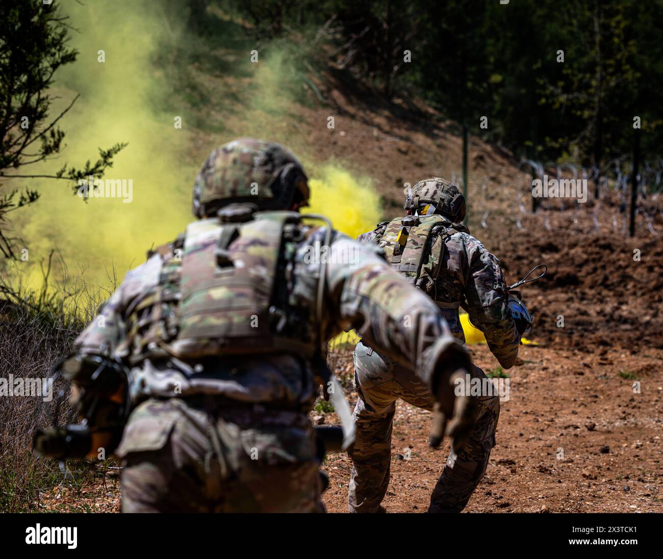 Sapper der US-Armee führen während des Best Sapper Competition 2024 in ft. Leonard Wood, Mo, 19. April 2024. Sappers sind die Elite der Kampfingenieure, und dieser Wettbewerb bringt die Besten aus der ganzen Armee, um ihre Fähigkeiten und körperliche Ausdauer in vier aufeinanderfolgenden Tagen zu testen. (Foto der US-Armee von Lekendrick Stallworth) Stockfoto