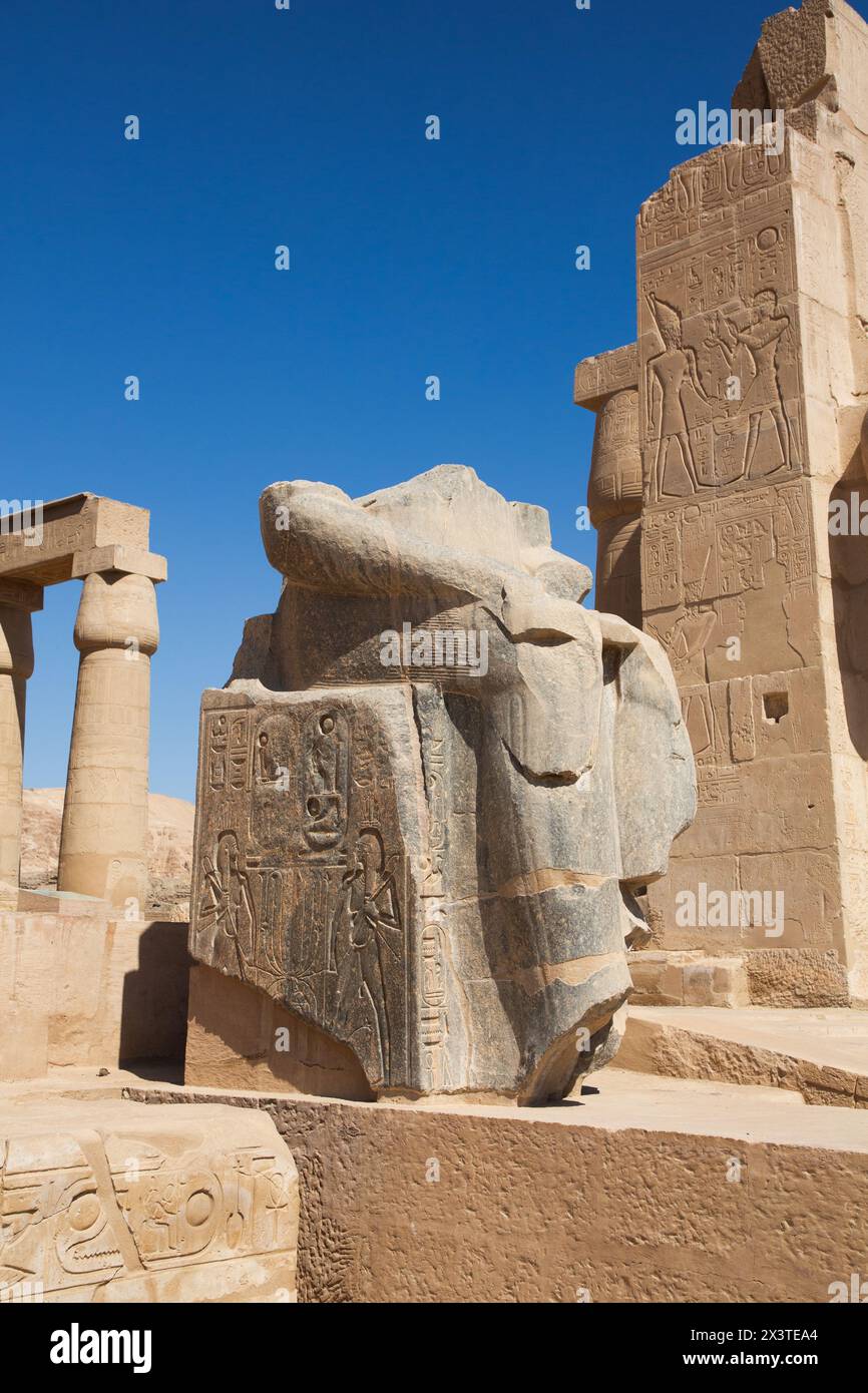 Unterteil, Koloss von Ramesses II, Ramesseum, Gedenktempel von Pharao Ramesses II, altes Theben, UNESCO-Weltkulturerbe, Luxor, Ägypten Stockfoto