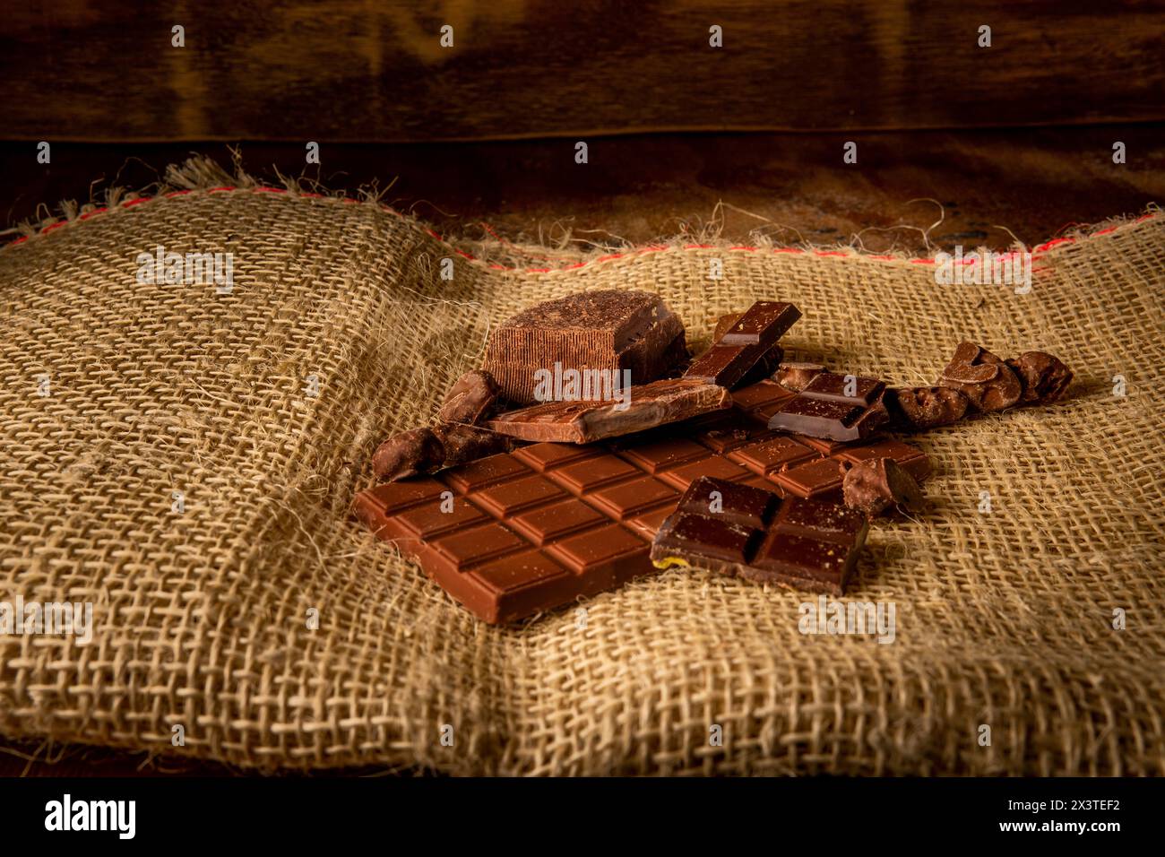 Horizontales Foto von verschiedenen Pralinen auf rustikalem Hintergrund mit Kopierraum auf hölzernem Hintergrund Stockfoto