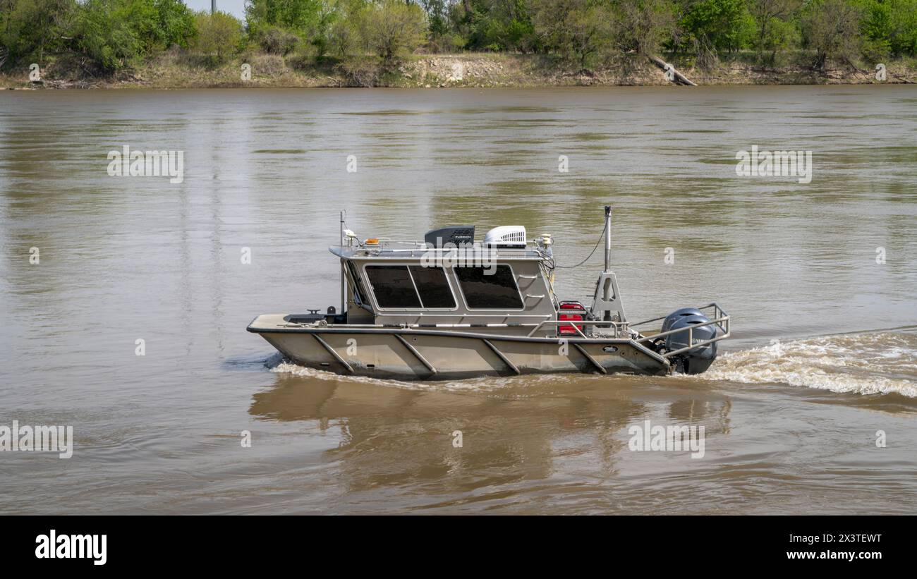 Waverly, MO, USA - 22. April 2024: Arbeitsboot aus Aluminium von Munson auf dem Missouri River. Stockfoto