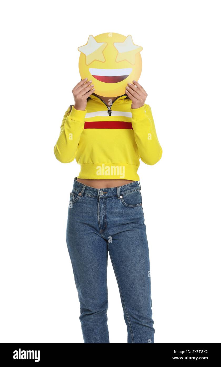 Frau, die Emoticon mit Sternen statt Augen auf weißem Hintergrund hält Stockfoto