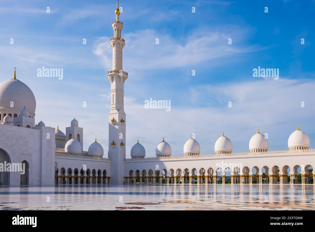 Große Moschee von Scheich Zayed in Abu Dhabi mit Panoramablick. Abu Dhabi, Vereinigte Arabische Emirate, große und wunderbare weiße Moschee von Scheich Zayed Stockfoto