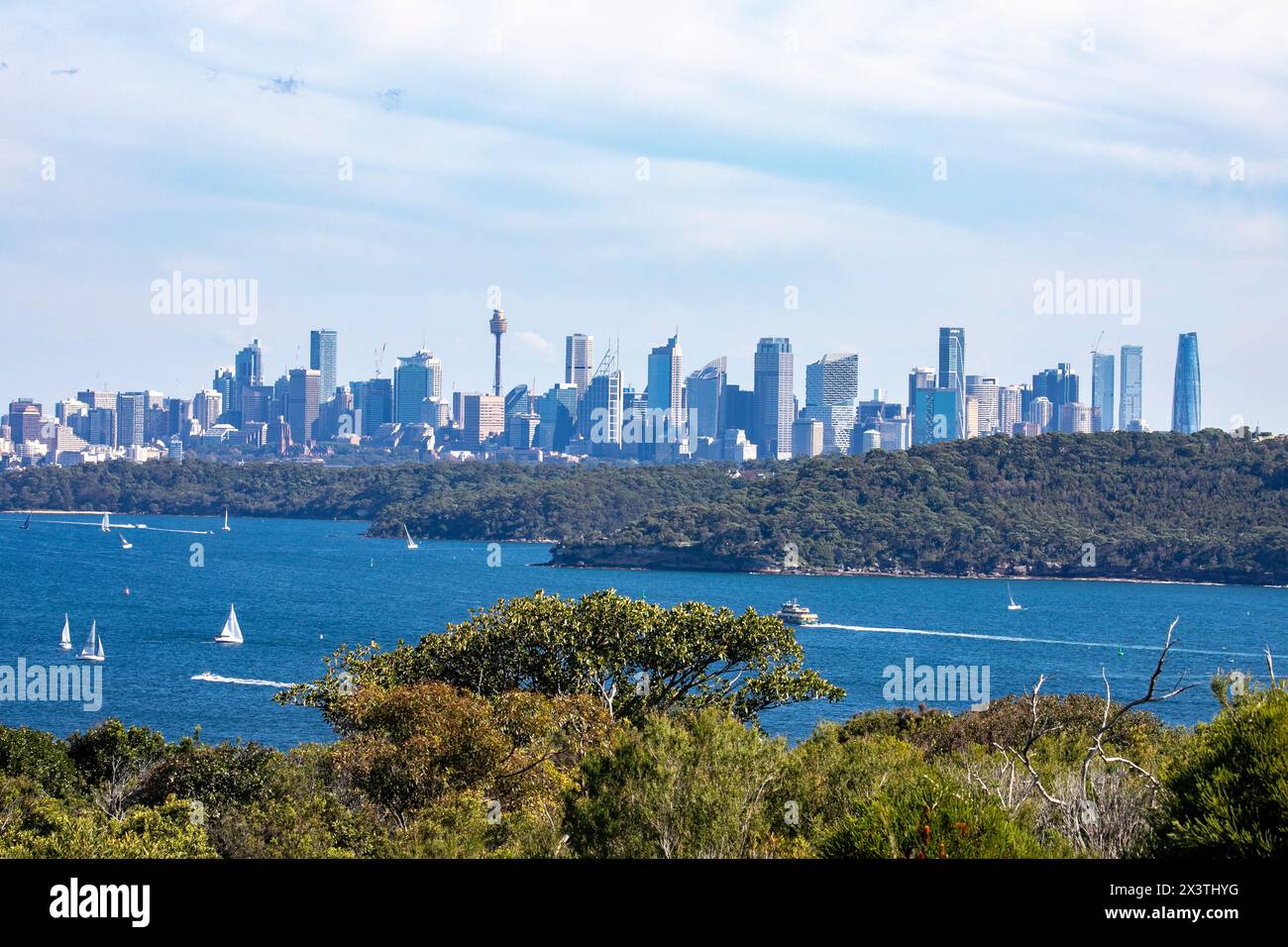 Skyline und Stadtansicht im Stadtzentrum von Sydney von North Head Manly aus, über den Hafen von Sydney und Sydney Heads, NSW, Australien Stockfoto