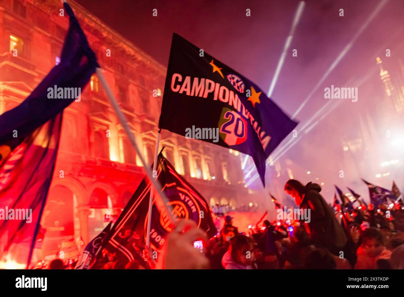 MAILAND, ITALIEN - 28. APRIL 2024: Die Fans von F.C Internazionale feiern mit dem Füllen der Piazza del Duomo, während der Feier Tricolor Stockfoto