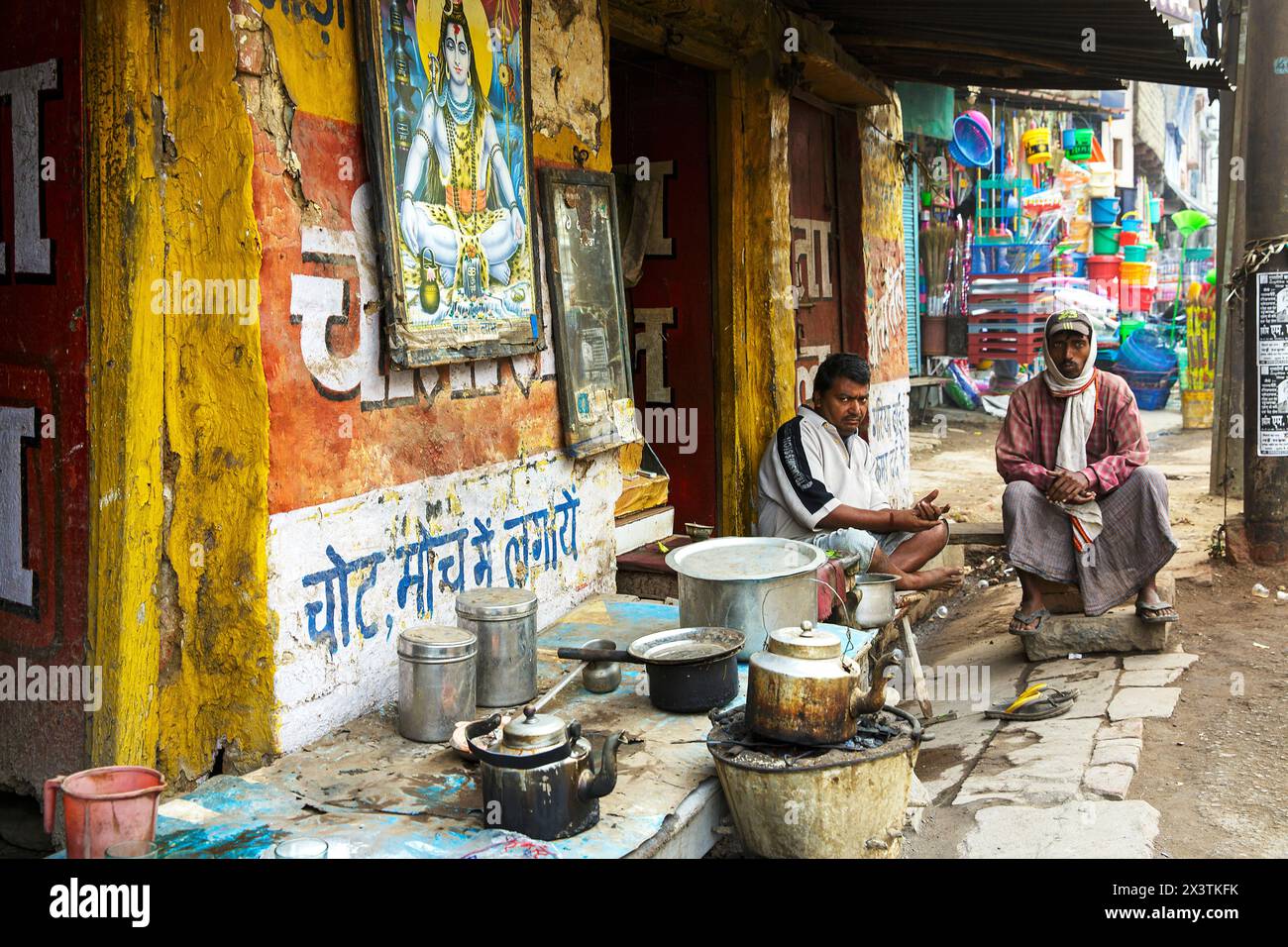 Zwei Männer mit einem Bordrestaurant in Varanasi, Indien. Stockfoto
