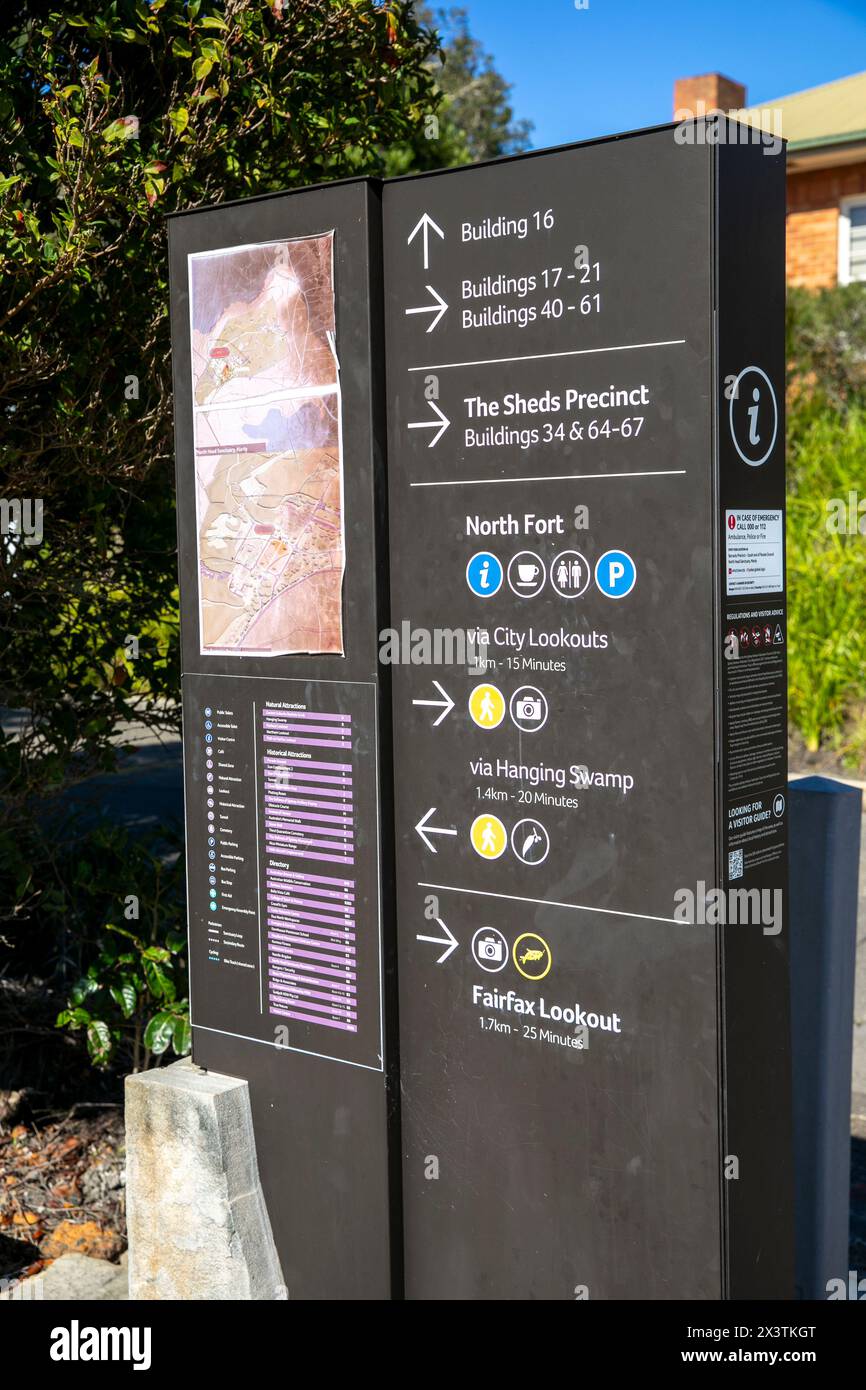 North Head Manly, das Barracks Revier ist ein historisches Wahrzeichen der militärischen Operationen während des Zweiten Weltkriegs, Schild gibt lokale Karte und Wegbeschreibungen, Sydney Stockfoto
