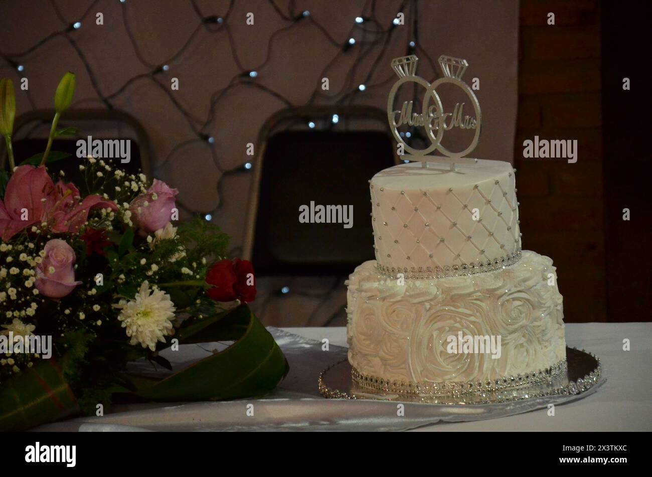 Köstliche Hochzeitstorte mit Blumen Stockfoto