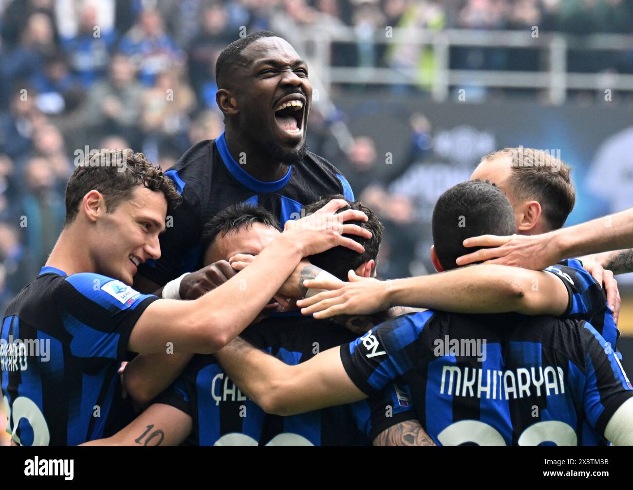 (240429) -- MAILAND, 29. April 2024 (Xinhua) -- Spieler des FC Inter feiern ein Tor während der Serie A Fußballspiel zwischen dem FC Inter und Turin in Mailand, Italien, April. 28, 2024. (Foto: Augusto Casasoli/Xinhua) Stockfoto