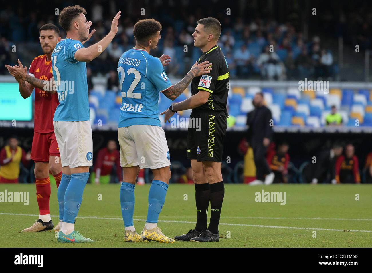 Neapel, Italien. 28. April 2024, Stadio Diego Armando Maradona, Neapel, Italien; Fußball der Serie A; Neapel gegen Roma; Giovanni Di Lorenzo vom SSC Neapel, Schiedsrichter Simone Sozza Credit: Roberto Ramaccia/Alamy Live News Stockfoto