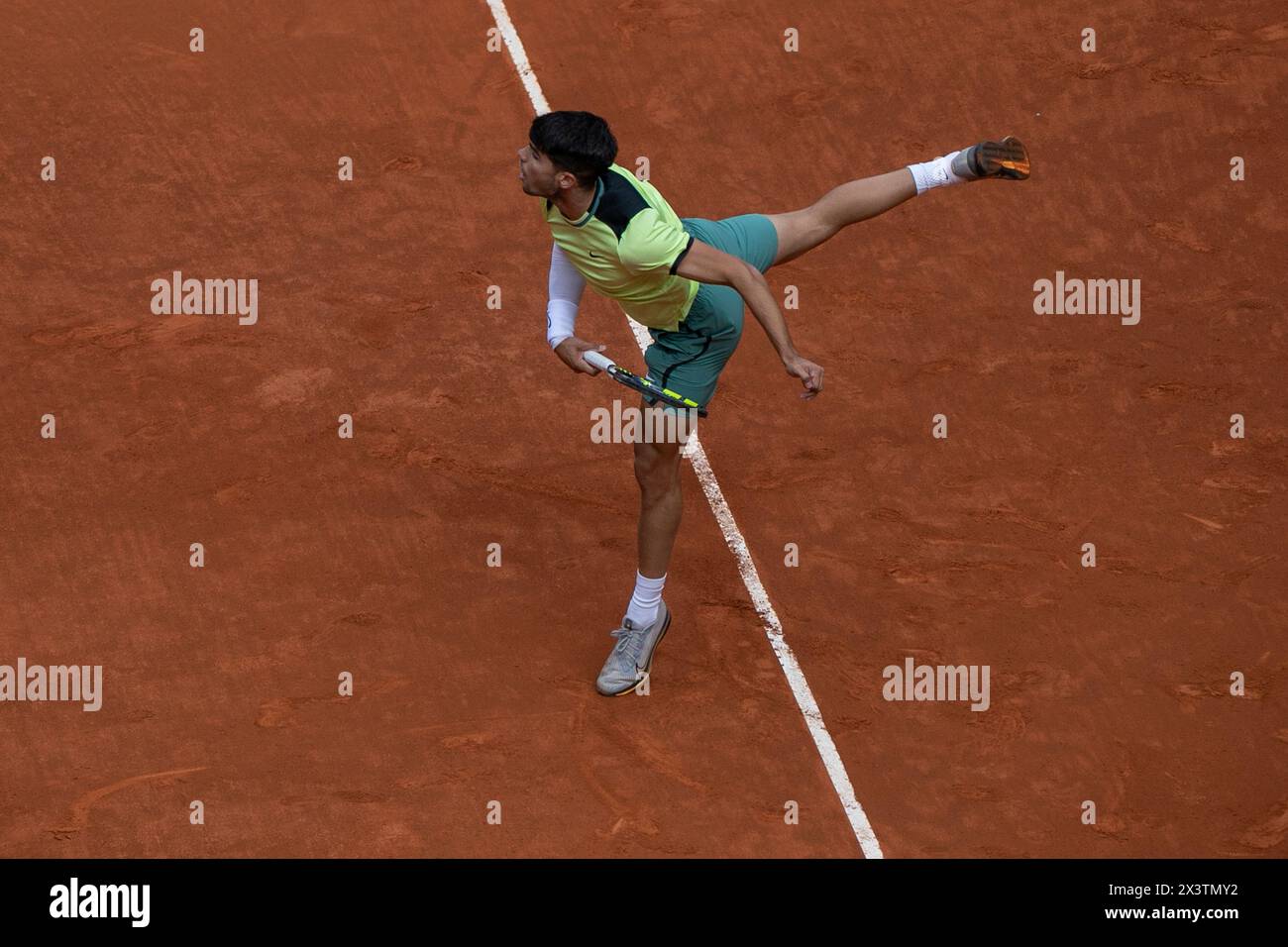 Madrid, Spanien. April 2024. Der spanische Tennisspieler Carlos Alcaraz spielt bei einem Tennisspiel in der Caja Magica gegen den Brasilianer Thiago Seyboth Wild. Der spanische Tennisspieler Carlos Alcaraz qualifizierte sich für das Achtelfinale der ATP Masters 1000 in Madrid, nachdem er den brasilianischen Thiago Seyboth Wild in zwei Sätzen 6-3 und 6:3 geschlagen hatte. Am nächsten Dienstag trifft er auf den Deutschen Jan-Lennard Struff. Quelle: SOPA Images Limited/Alamy Live News Stockfoto