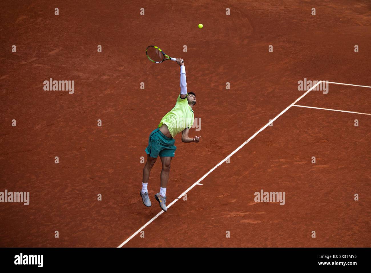 Madrid, Spanien. April 2024. Der spanische Tennisspieler Carlos Alcaraz spielt bei einem Tennisspiel in der Caja Magica gegen den Brasilianer Thiago Seyboth Wild. Der spanische Tennisspieler Carlos Alcaraz qualifizierte sich für das Achtelfinale der ATP Masters 1000 in Madrid, nachdem er den brasilianischen Thiago Seyboth Wild in zwei Sätzen 6-3 und 6:3 geschlagen hatte. Am nächsten Dienstag trifft er auf den Deutschen Jan-Lennard Struff. Quelle: SOPA Images Limited/Alamy Live News Stockfoto