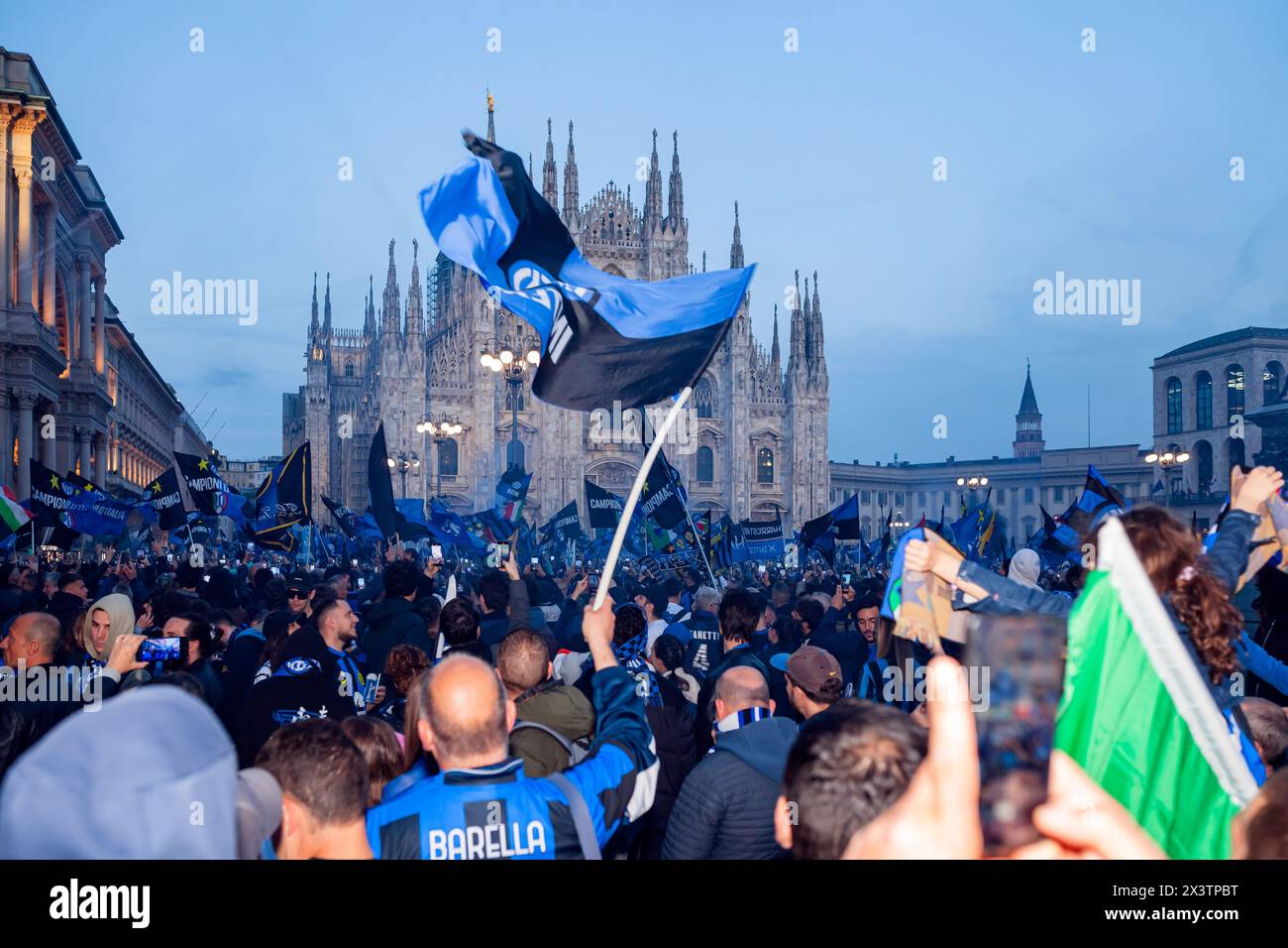 MAILAND, ITALIEN - 28. APRIL 2024: Die Fans von F.C Internazionale feiern mit dem Füllen der Piazza del Duomo, während der Feier Tricolor Stockfoto