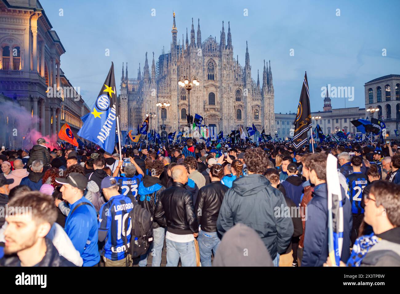 MAILAND, ITALIEN - 28. APRIL 2024: Die Fans von F.C Internazionale feiern mit dem Füllen der Piazza del Duomo, während der Feier Tricolor Stockfoto