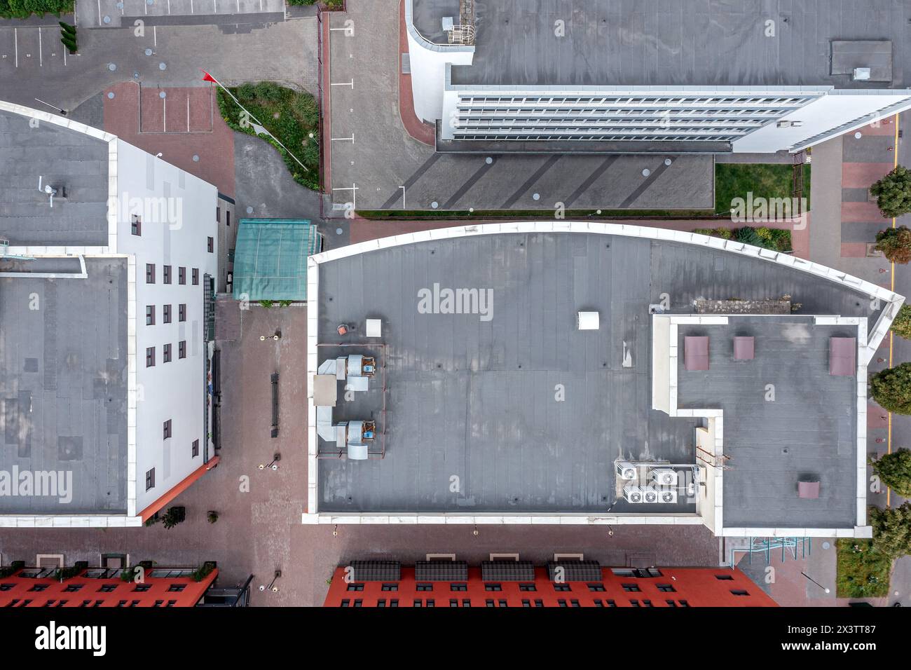 Bürogebäude mit Lüftungsanlage und Klimaventilatoren auf dem Dach. Draufsicht aus der Vogelperspektive. Stockfoto