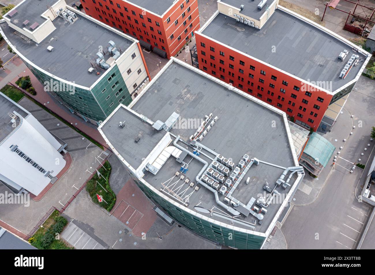 Blick aus der Vogelperspektive auf Bürogebäude mit moderner Stadtarchitektur. Drohnenfotografie. Stockfoto