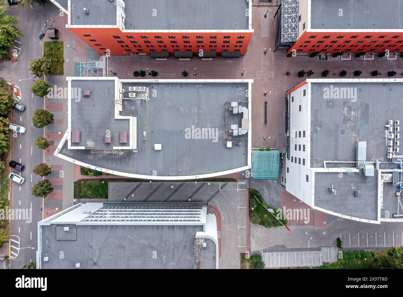 Moderne Industrie- und Bürogebäude für kleine Unternehmen. Luftaufnahme von oben aus der fliegenden Drohne. Stockfoto