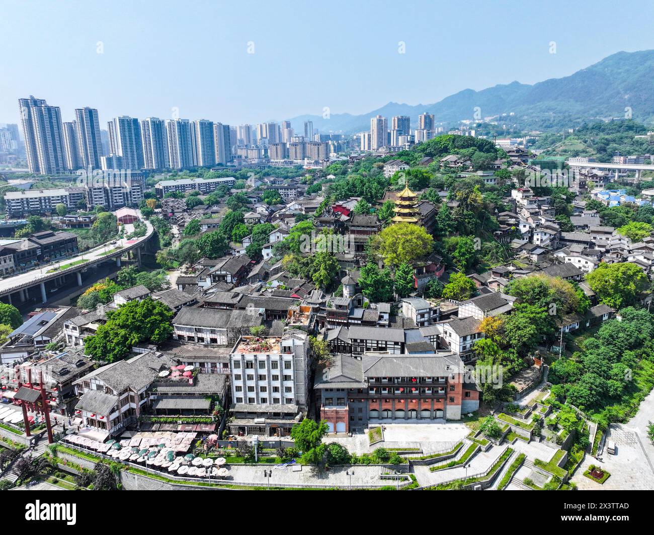 Peking, China. April 2024. Dieses Foto der Luftdrohne, aufgenommen am 28. April 2024, zeigt die antike Stadt Ciqikou im Südwesten Chinas in Chongqing. Quelle: Wang Quanchao/Xinhua/Alamy Live News Stockfoto