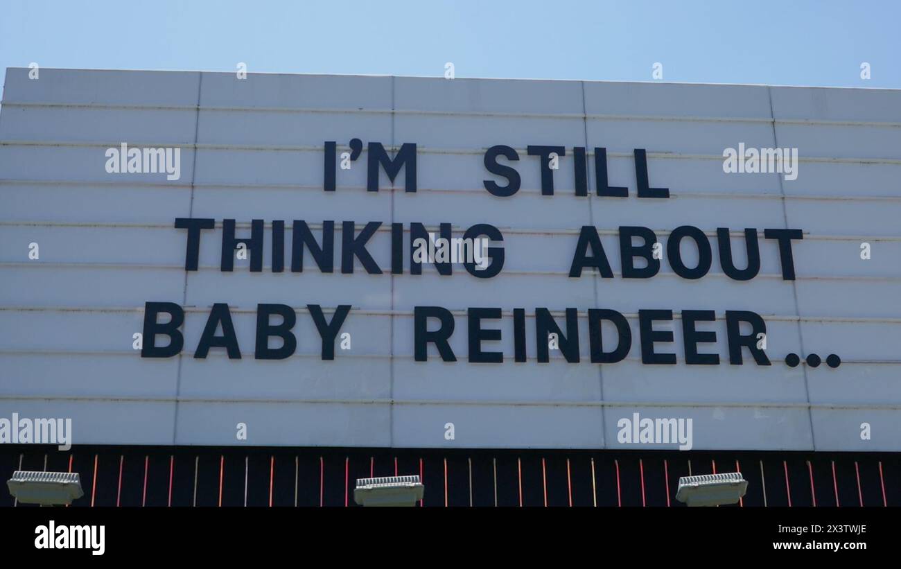 April 2024 Ich denke immer noch an Baby Rentier Netflix Billboard am Sunset Blvd am 28. April 2024 in Los Angeles, Kalifornien, USA. Foto: Barry King/Alamy Stock Photo Stockfoto